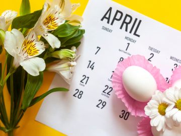 calendario de abril con flores