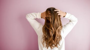 mujer con cabello largo