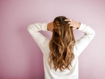 mujer con cabello largo