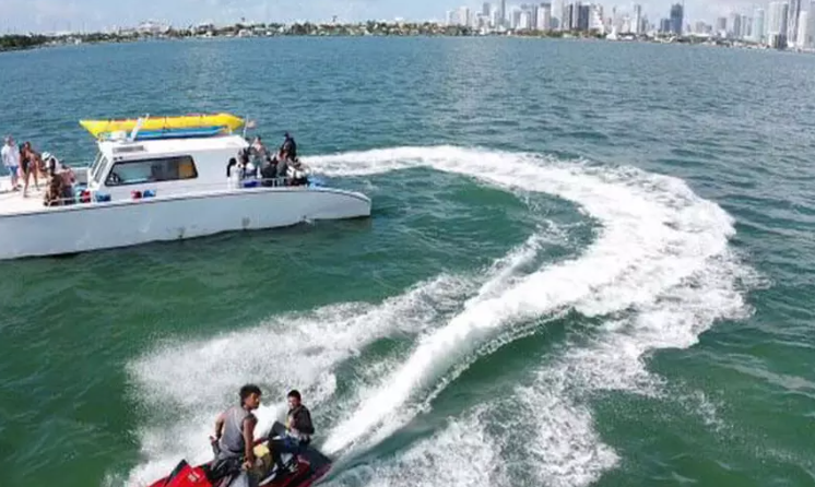 Paseo en barco para una persona con bebidas en Miami