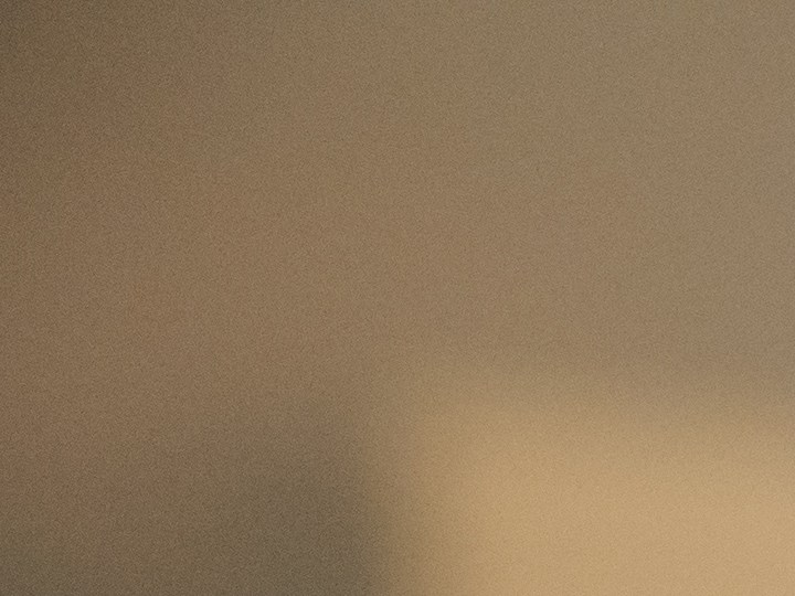 hombre mirando el televisor