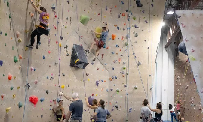 Acceso a parque de escalada vertical en Miami