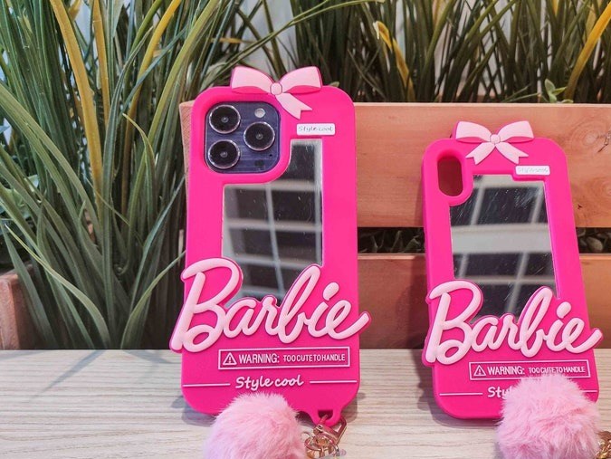 Funda para teléfonos iPhone con espjo y temática de Barbie