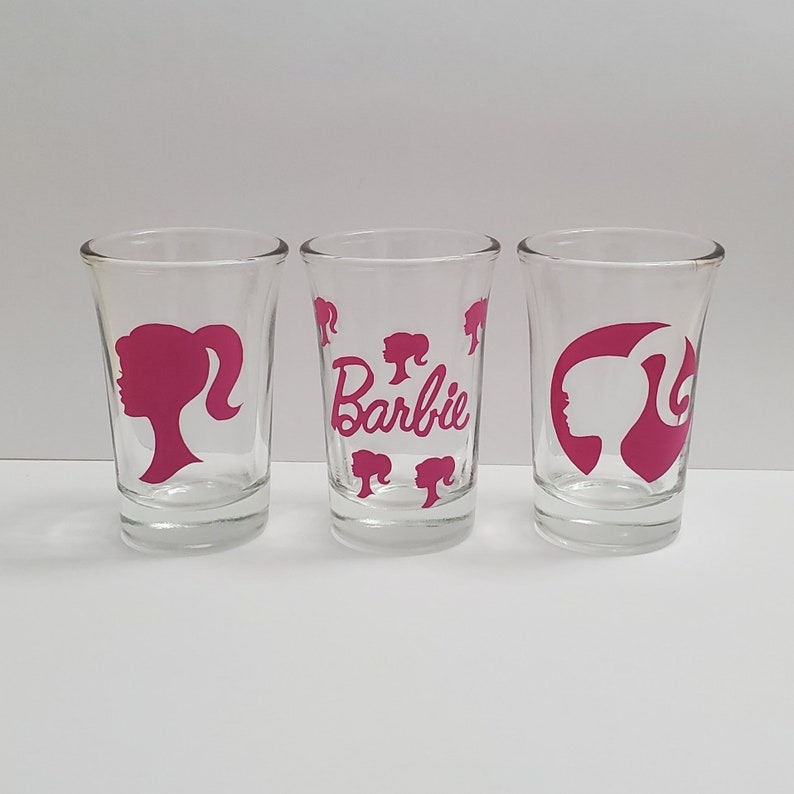 Juego de vasos de vidrio con temática de Barbie