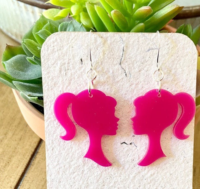 Pendientes para dama con la silueta de Barbie