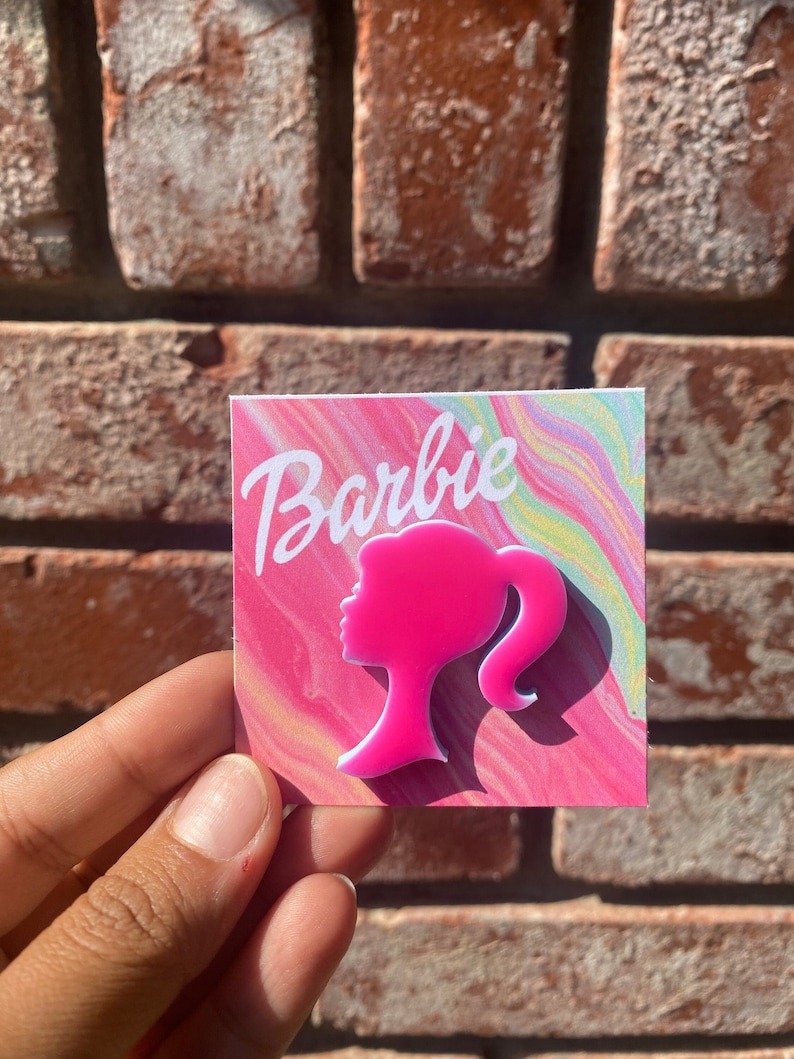 Pin decorativo con silueta de Barbie