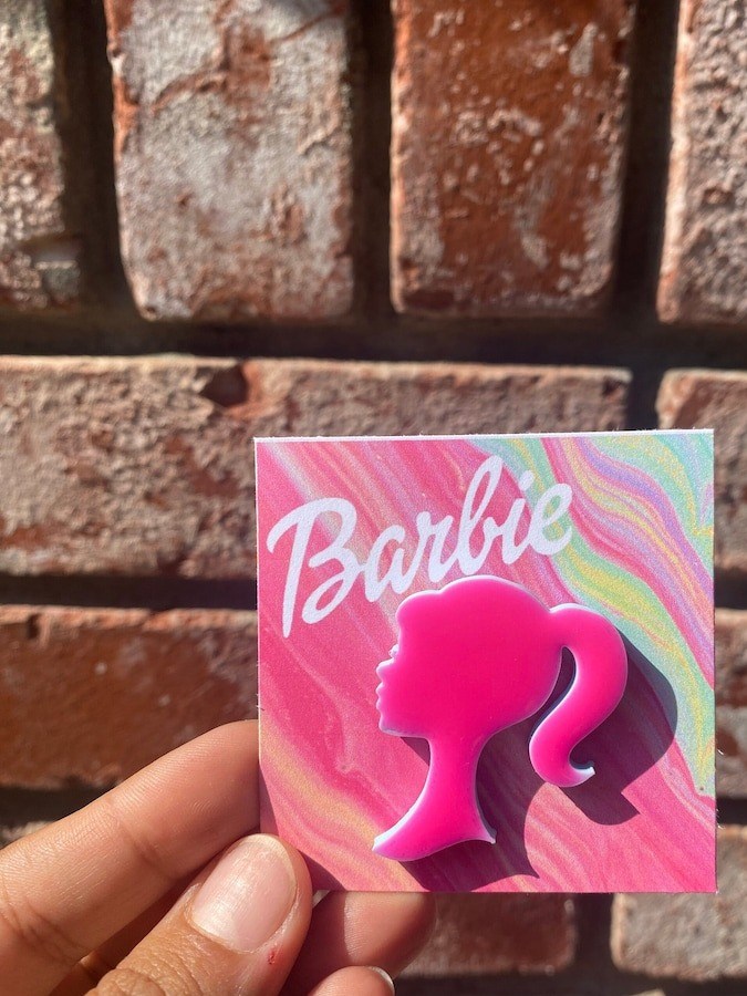 Pin decorativo con silueta de Barbie