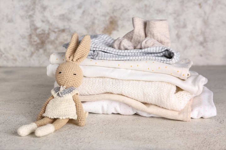 ROPA DE BEBE APILADA