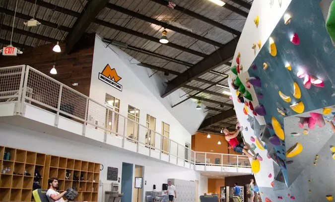 Acceso a parque de escalada bajo techo en Houston
