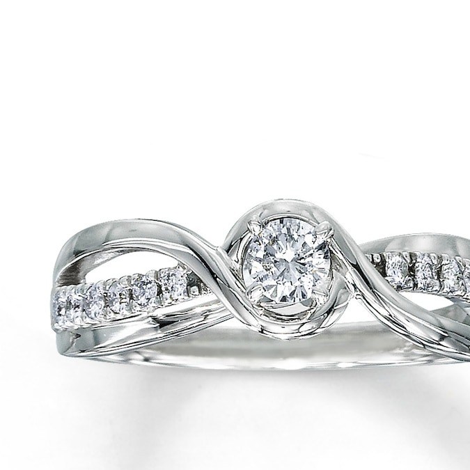 Anillo de compromiso con base de diamante entrecruzado en Kay