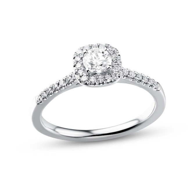 Anillo de compromiso con borde frontal de mini diamantes en Kay