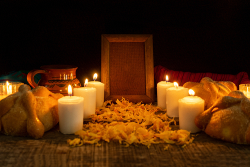 Altar hecho en casa para conmemorar a quiénes ya no están