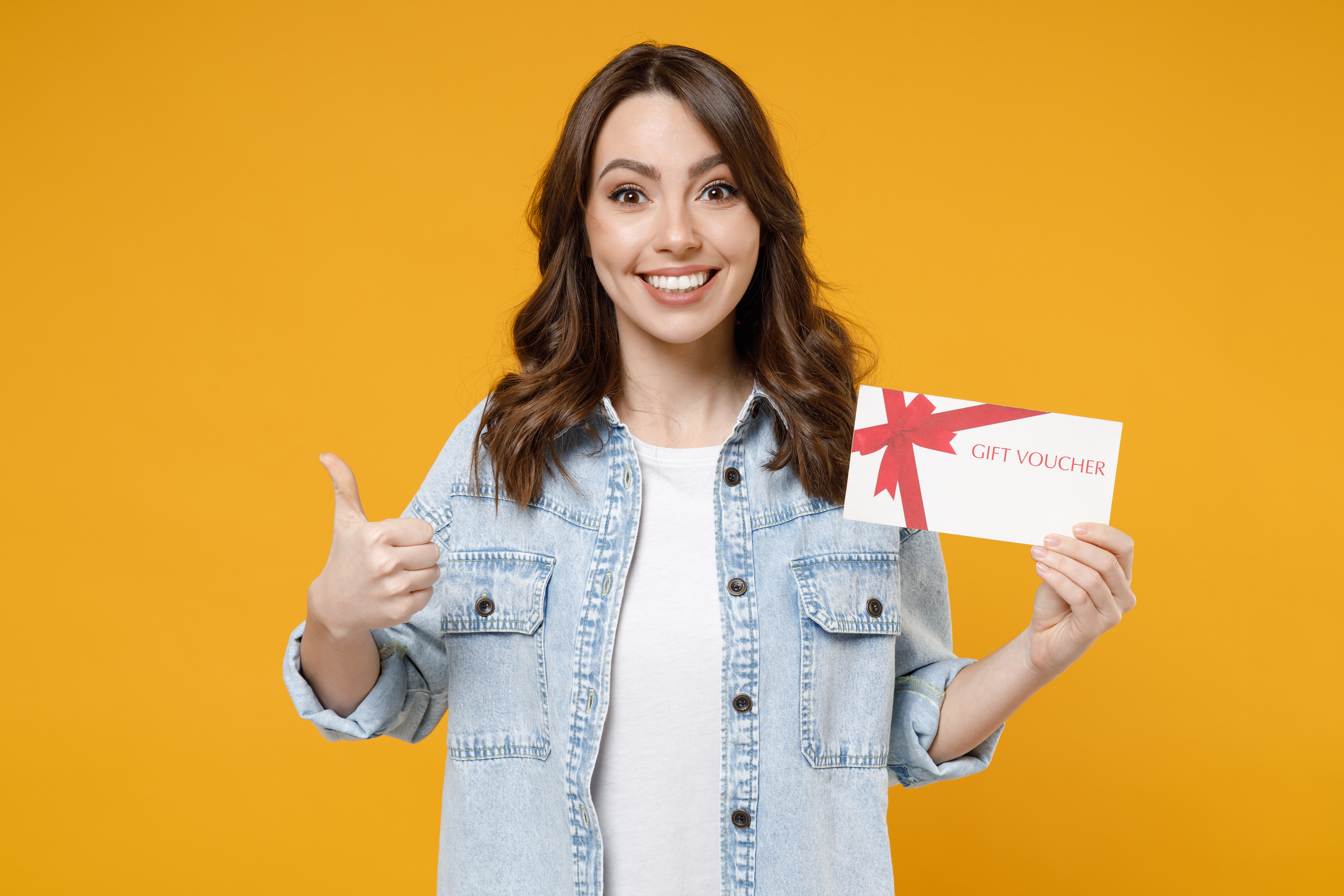 Mujer feliz con su cupón de descuentos