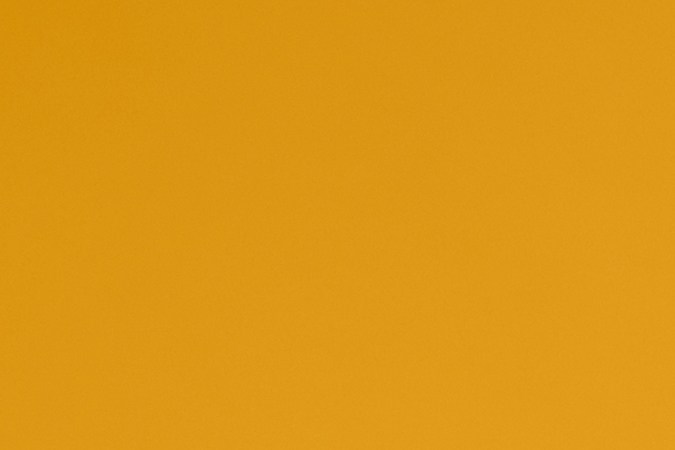 Mujer feliz con su cupón de descuentos