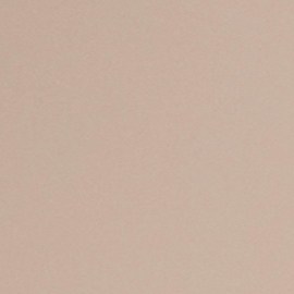 mujer con skincare en el rostro
