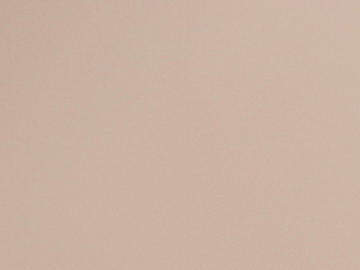 mujer con skincare en el rostro