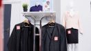 En busca de ofertas: una cliente feliz descubre tesoros de moda en un outlet en Estados Unidos.