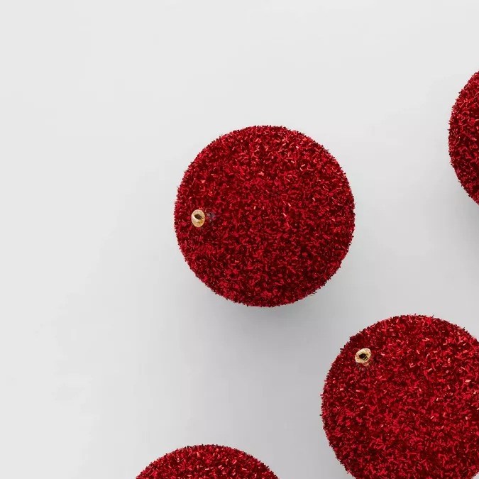 Bambalinas rojas brillantes para decorar en Navidad