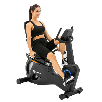 Mantente en forma con estilo con la Bicicleta Recumbente XTERRA SB600. Equipada con Bluetooth para conectividad con aplicaciones de terceros, esta bicicleta ofrece programas preestablecidos y control de frecuencia cardíaca. Ahorra $100 y llévatela por solo $649.99 antes de que finalice la oferta el 24 de diciembre.