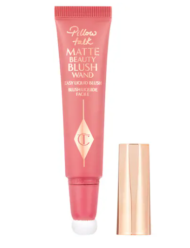 Dale vida a tus mejillas con el encantador Rubor en Crema Matte Beauty Blush Wand de Charlotte Tilbury. En el tono Pillow Talk, un nude-pink mate, este producto se ha convertido en viral por su fórmula altamente valorada y su color natural. Descubre cómo lograr unas mejillas irresistibles.