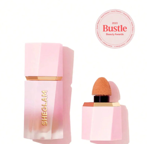 Añade un toque de color y frescura con el 'Color Bloom Liquid Blush-On Point', disponible por tan solo $4.9. Con una calificación de 4.9 estrellas basada en 5 reseñas, este blush ofrece una aplicación precisa y un acabado natural. Descubre la magia del maquillaje asequible esta Navidad.