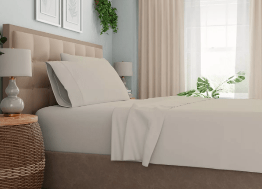 Adéntrate en el lujo con el juego de sábanas de satén Color Sense de 1200 hilos, ahora a solo $38.49 en Target. Con un descuento del 30%, estas sábanas te envolverán en suavidad y elegancia. ¡Compra en línea antes del domingo y transforma tu dormitorio!