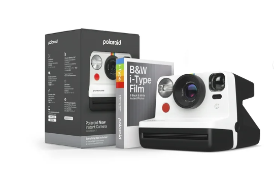 Captura momentos al instante con la Polaroid Now Generation 2. Este bundle incluye todo para fotos en blanco y negro. Ahorra $20.00, llévatela por $99.00. Un regalo nostálgico y moderno a un precio irresistible.

