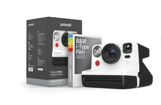 Captura momentos al instante con la Polaroid Now Generation 2. Este bundle incluye todo para fotos en blanco y negro. Ahorra $20.00, llévatela por $99.00. Un regalo nostálgico y moderno a un precio irresistible.