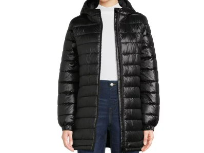 Experimenta la moda invernal con la Chaqueta Acolchada Swiss Tech. Su diseño de longitud media y capucha agrega un toque moderno a tu atuendo. Con una calificación de 4.6 estrellas en 45 reseñas, esta chaqueta combina estilo y funcionalidad para mantenerte abrigada con elegancia.

