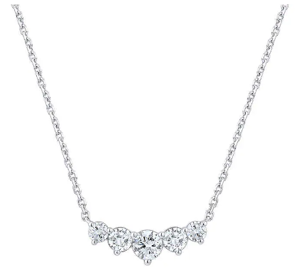 Deslumbra con elegancia usando nuestro Collar de Diamantes en oro blanco de 14 kt. Con 1.00 ctw de diamantes VS2 Clarity, G Color, este accesorio radiante es perfecto para ocasiones especiales. Adorna tu cuello con el lujo de nuestros diamantes. Este collar de 5 piedras en oro blanco es una expresión de sofisticación y brillo, con un precio especial de $1,999.99 en Costco.