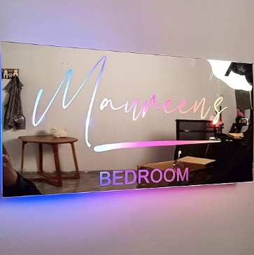 Ilumina la habitación de tus hijos con el Espejo Personalizado de ARRAIGNZ. Por solo $22.99, este espejo con luz LED y nombre personalizado es una mezcla perfecta de arte y funcionalidad. Descúbrelo en la tienda de ARRAIGNZ y agrega un toque único a la habitación.