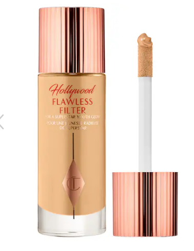 Descubre el secreto de la apariencia perfecta con el Charlotte Tilbury Hollywood Flawless Filter. En el tono 2.5 - Fair, este filtro se ha convertido en un favorito viral, brindando una luminosidad dorada para pieles claras. Deslúmbrate con una piel radiante y un acabado impecable.