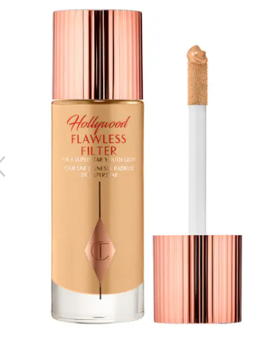 Descubre el secreto de la apariencia perfecta con el Charlotte Tilbury Hollywood Flawless Filter. En el tono 2.5 - Fair, este filtro se ha convertido en un favorito viral, brindando una luminosidad dorada para pieles claras. Deslúmbrate con una piel radiante y un acabado impecable.

