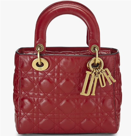 Despierta la pasión con la Pre-Loved Red Cannage, una cartera pequeña en rojo. Por US$4,750.00, esta creación italiana en cuero ofrece abalorios acolchados de piel de becerro My Lady Dior de la suerte. Con dos asas superiores y una correa opcional, añade un toque de exclusividad a tu estilo. ¡Descúbrela en Amazon con devoluciones gratuitas!