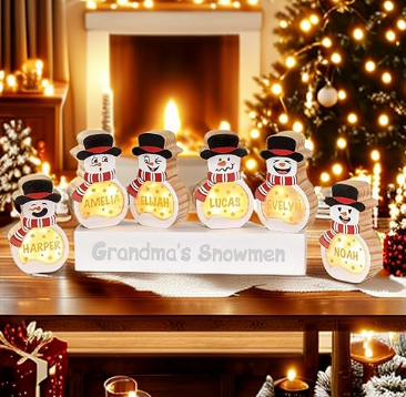 Celebra la temporada con el Muñeco de Nieve Personalizado de callie. Con luces LED, estos adorables muñecos de nieve son una ganga a solo $29.00 por 2, es decir, $9.67 cada uno. Descúbrelos en la tienda de callie y decora tu hogar con encanto invernal.