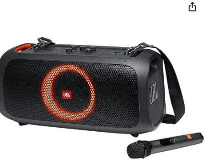 Vive la experiencia del karaoke en cualquier momento y lugar con el JBL PartyBox On-The-Go. Sus 6 horas de reproducción, diseño a prueba de salpicaduras y la comodidad de su correa de hombro hacen de este altavoz una elección perfecta para la temporada navideña. Aprovecha el descuento del 29% y regala la emoción de un karaoke portátil que animará cada reunión festiva