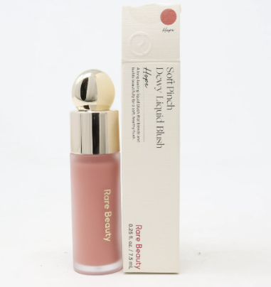 Ilumina la temporada con el 'Soft Pinch Dewy Liquid Blush' de Rare Beauty By Selena Gomez. Ahorra $18.83 al adquirirlo por $23.99 en lugar de $42.82. Con un nuevo tono llamado 'Hope' y una calificación de 4.4 estrellas basada en 10 reseñas, este blush de 0.25oz es el toque perfecto para un rostro radiante en Navidad.