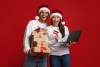 Entra al espíritu navideño con nuestra selección de regalos para mujeres que abarca desde el innovador Dyson Airstrait™ Straightener hasta el exclusivo audiolibro 'The Woman in Me' y el eficiente set de cocina Carote Nonstick. Encuentra el regalo perfecto que hará brillar sus rostros en esta temporada festiva.