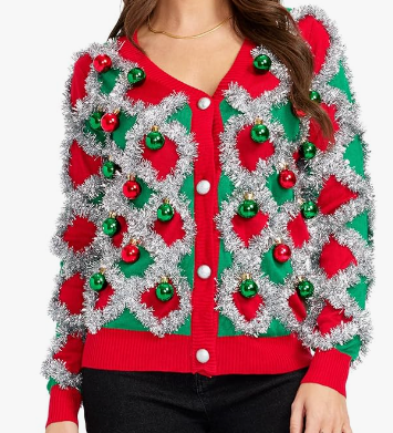 Las mujeres pueden abrazar el espíritu festivo con este cárdigan clásico de Tipsy Elves. Con patrones y animales divertidos, este suéter tiene una calificación de 4.2 estrellas basada en 2,384 calificaciones. Deslúmbrate con el estilo navideño por US$49.95.