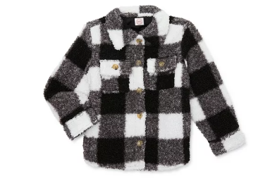 Descubre la Chaqueta Sherpa Faux de Wonder Nation para niñas. Con una clasificación de 4.9 estrellas en 39 reseñas, esta "shacket" no solo mantiene a tus pequeñas abrigadas sino que también les brinda un toque de estilo invernal. Disponible en tallas 4-18, es una elección perfecta para la moda infantil.