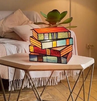Ilumina tus noches con la encantadora lámpara vintage de libros apilados de Southern Girls Shop, disponible en Temu. Ofrece nostalgia y practicidad con un 30% de descuento.
