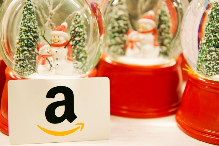 Explora la magia de la Navidad sin salir de tu presupuesto con opciones cuidadosamente seleccionadas. Desde el artesanal Ornamento de Fútbol Miami hasta el innovador Echo Pop con Smart Plug, cada artículo destaca por su originalidad y utilidad, convirtiendo la temporada de regalos en una experiencia inolvidable.
