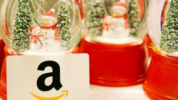 Explora la magia de la Navidad sin salir de tu presupuesto con opciones cuidadosamente seleccionadas. Desde el artesanal Ornamento de Fútbol Miami hasta el innovador Echo Pop con Smart Plug, cada artículo destaca por su originalidad y utilidad, convirtiendo la temporada de regalos en una experiencia inolvidable.