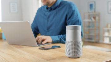 La mejor oferta en altavoces Bluetooth está aquí: Anker SoundCore 2, con su impresionante potencia de 12 W y 24 horas de autonomía. Aprovecha el descuento del 27% y llévatelo por solo $31.99 dólares.