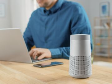 La mejor oferta en altavoces Bluetooth está aquí: Anker SoundCore 2, con su impresionante potencia de 12 W y 24 horas de autonomía. Aprovecha el descuento del 27% y llévatelo por solo $31.99 dólares.