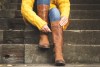Sumérgete en el lujo accesible con las botas Stuart Weitzman 5050, el complemento perfecto que fusiona la sofisticación contemporánea con la estética 'old money'.