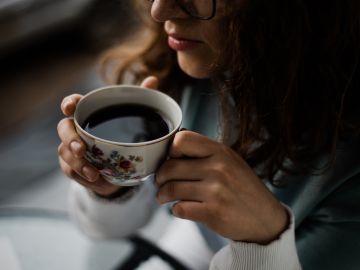Descubre el secreto mejor guardado de los amantes del café con la Keurig K-Mini CoffeeFeer, la cafetera más popular en Amazon. Con tamaños de preparación personalizados, diseño compacto y un 42% de descuento, esta joya tecnológica redefine tu experiencia cafetera.