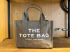 Descubre cómo conseguir la icónica The Tote Bag de Marc Jacobs con descuento. Estrategias inteligentes, ofertas exclusivas y opciones en el mercado secundario te esperan en este artículo de moda.
