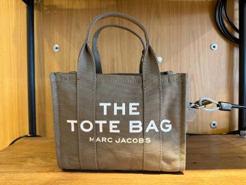 Descubre cómo conseguir la icónica The Tote Bag de Marc Jacobs con descuento. Estrategias inteligentes, ofertas exclusivas y opciones en el mercado secundario te esperan en este artículo de moda.