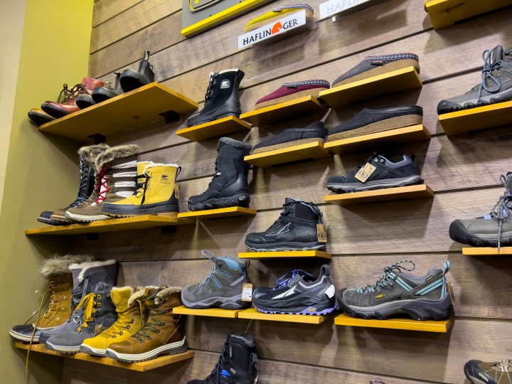 Sumérgete en el mundo invernal con nuestro análisis detallado sobre las Botas Sorel, desde los modelos más populares hasta las últimas tendencias. Descubre por qué estas botas son la elección de las celebridades y cómo han conquistado el mercado de la moda invernal en el 2023.